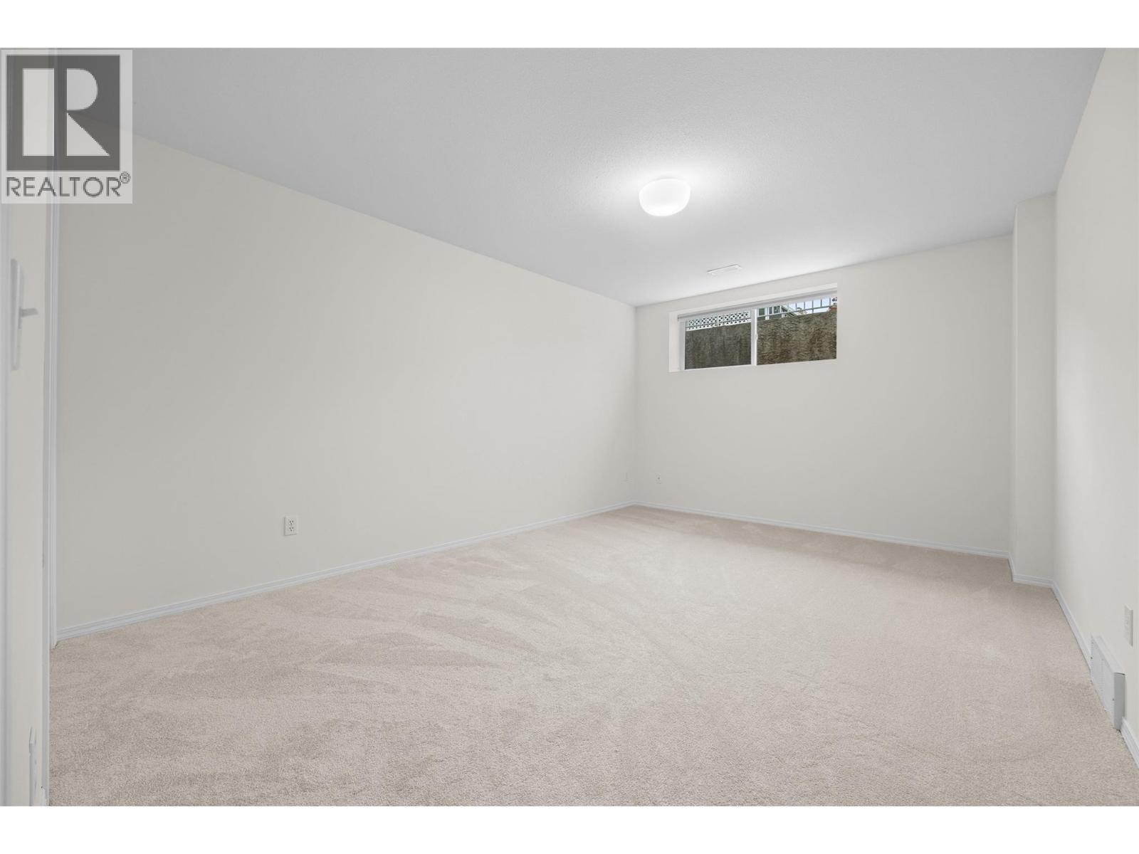 18 1874 Parkview Crescent, Kelowna