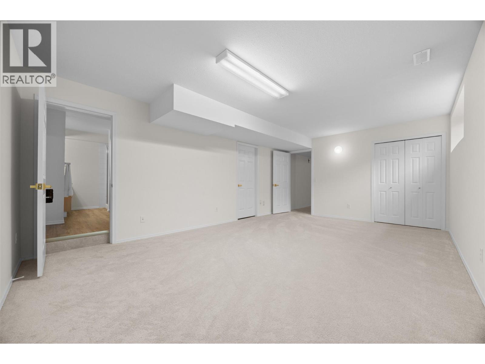 18 1874 Parkview Crescent, Kelowna