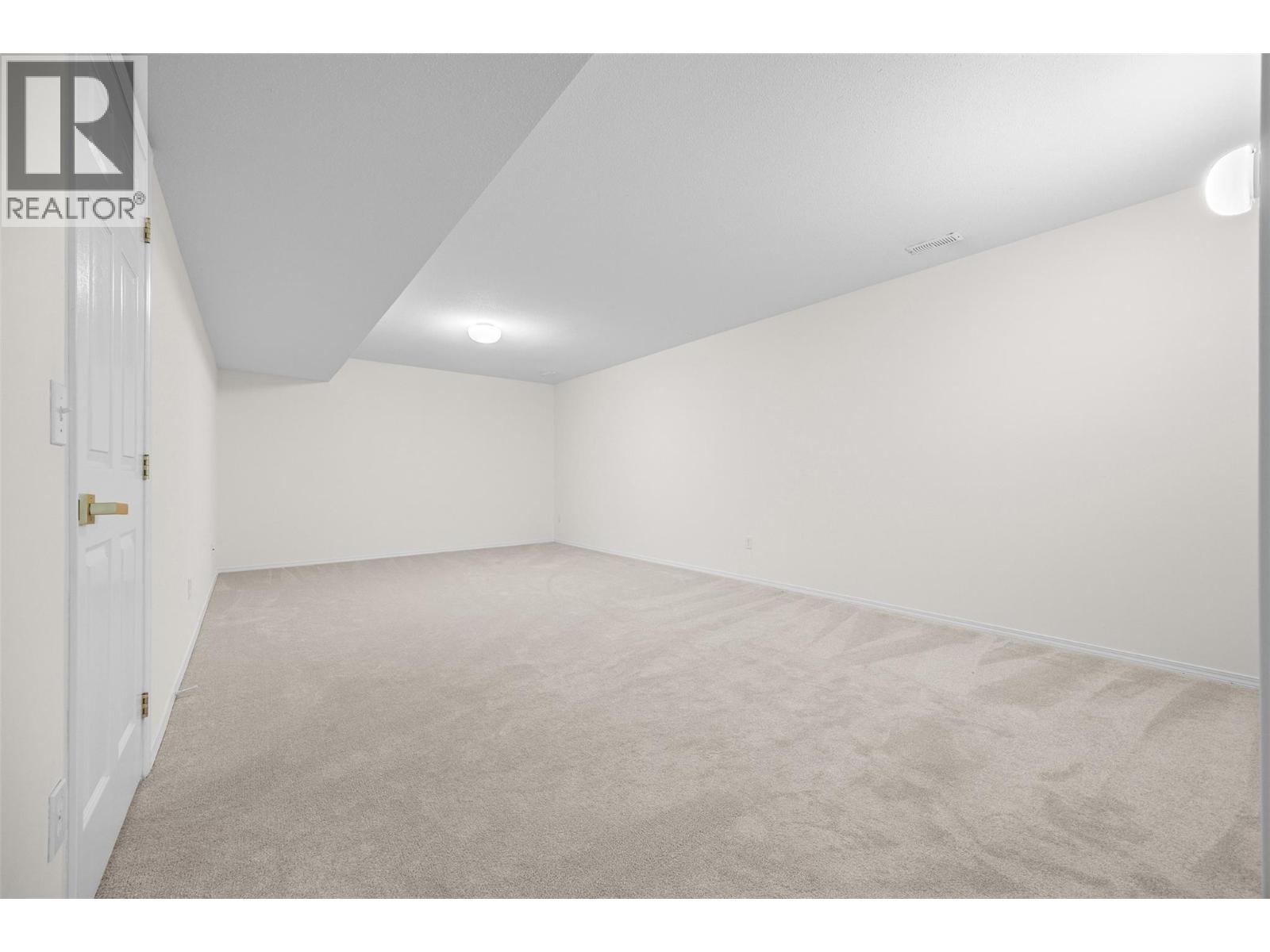 18 1874 Parkview Crescent, Kelowna