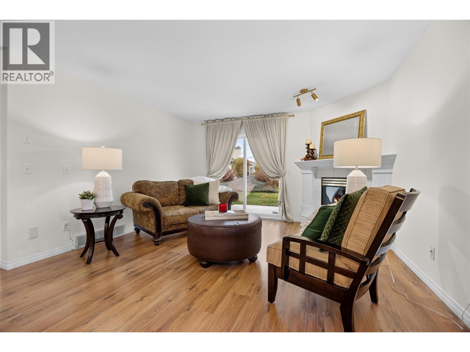 18 1874 Parkview Crescent, Kelowna