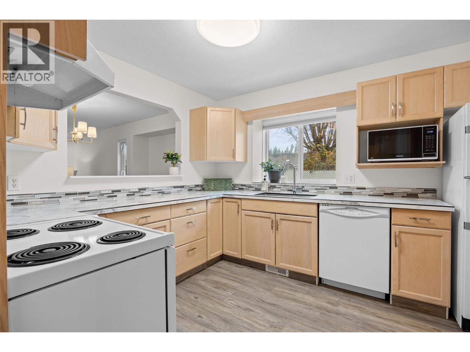 18 1874 Parkview Crescent, Kelowna