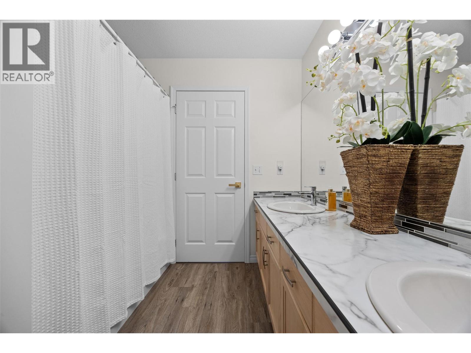 18 1874 Parkview Crescent, Kelowna