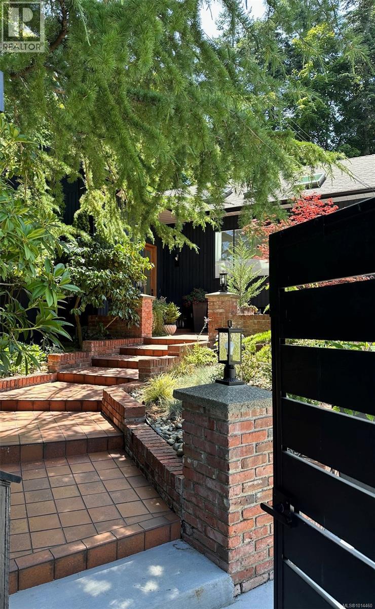  1941 Appleton Place, Saanich