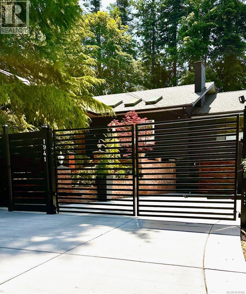  1941 Appleton Place, Saanich