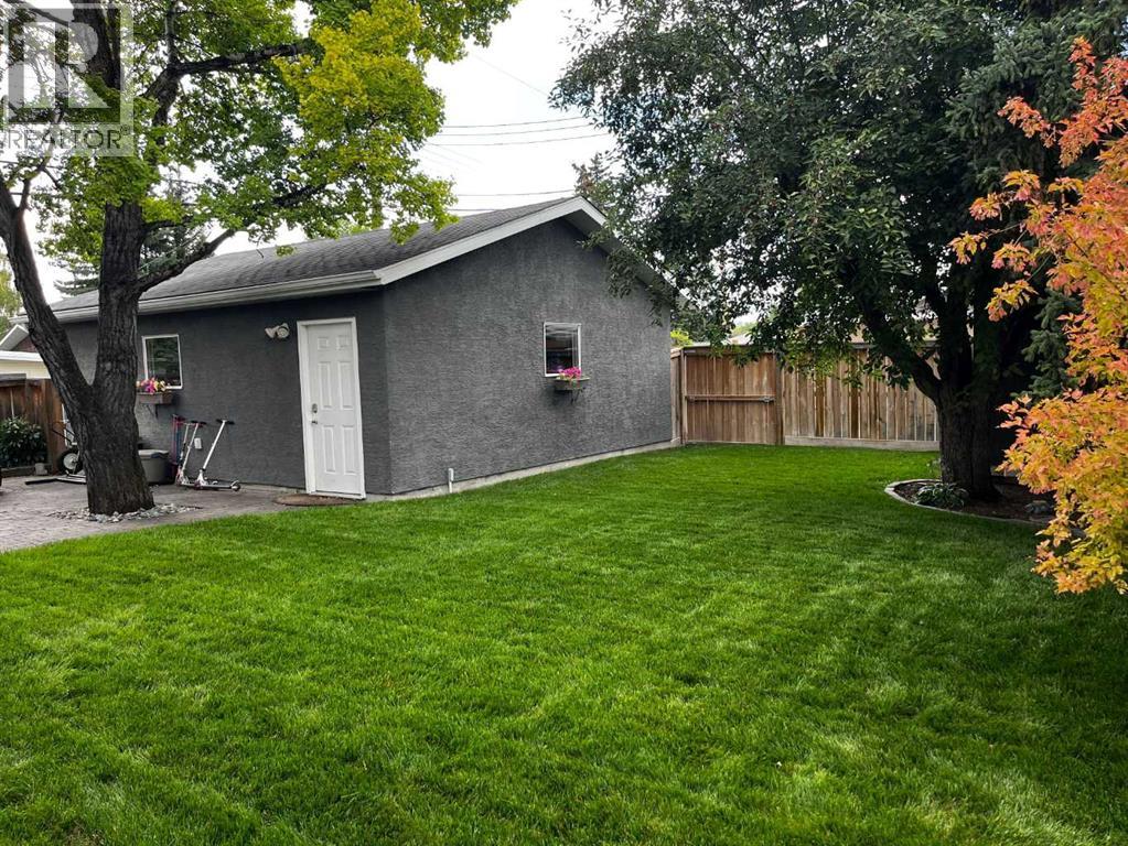 Single Family House for Sale in  Breen Crescent NW Brentwood Calgary 