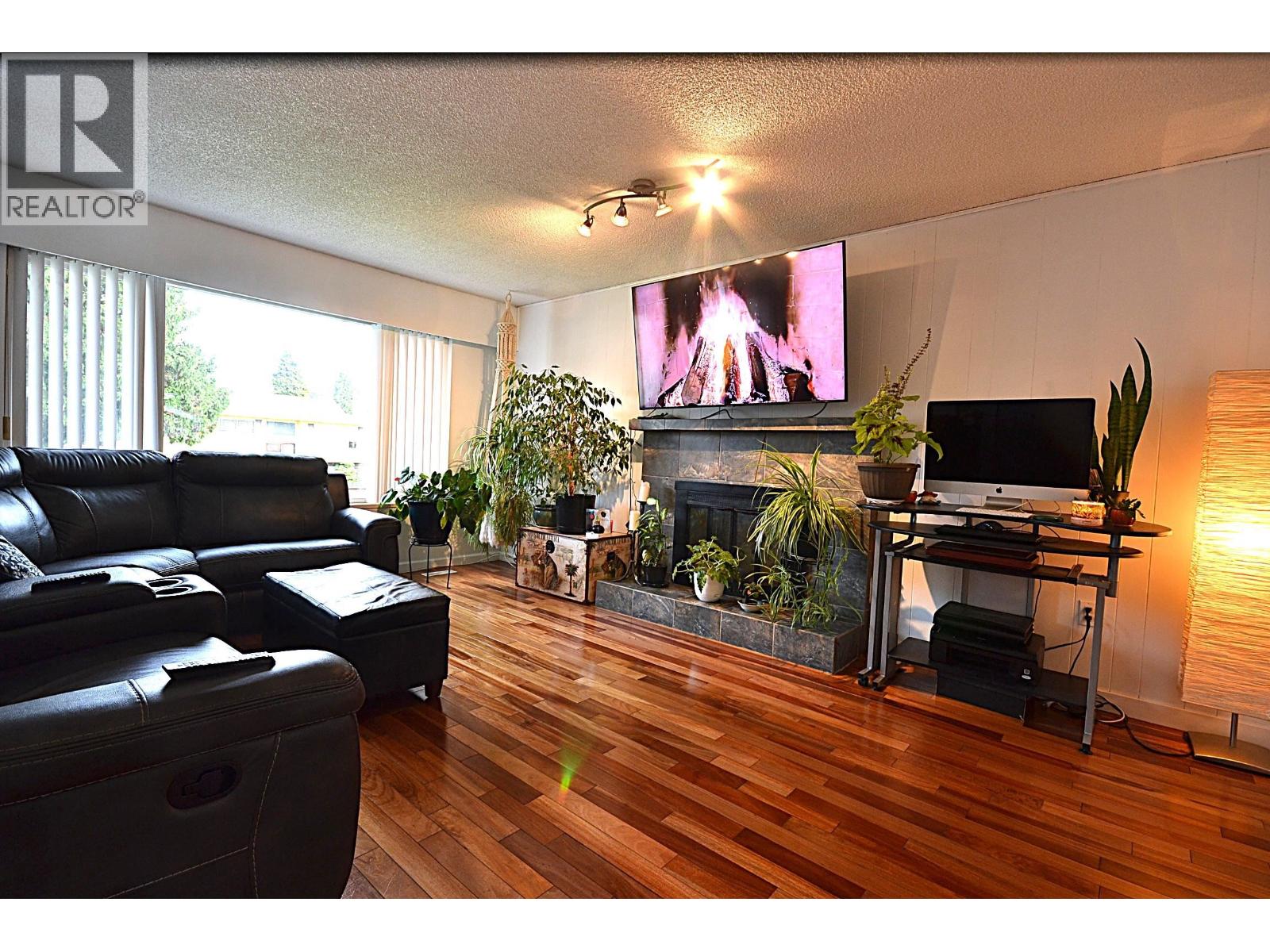 11717 209 STREET - Photo 3 of 34, Maple Ridge, British Columbia