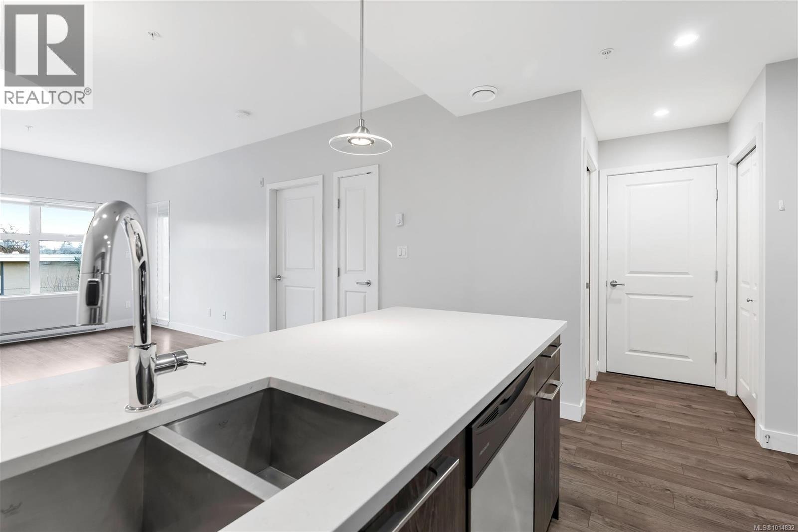 310 1000 Inverness Road, Saanich