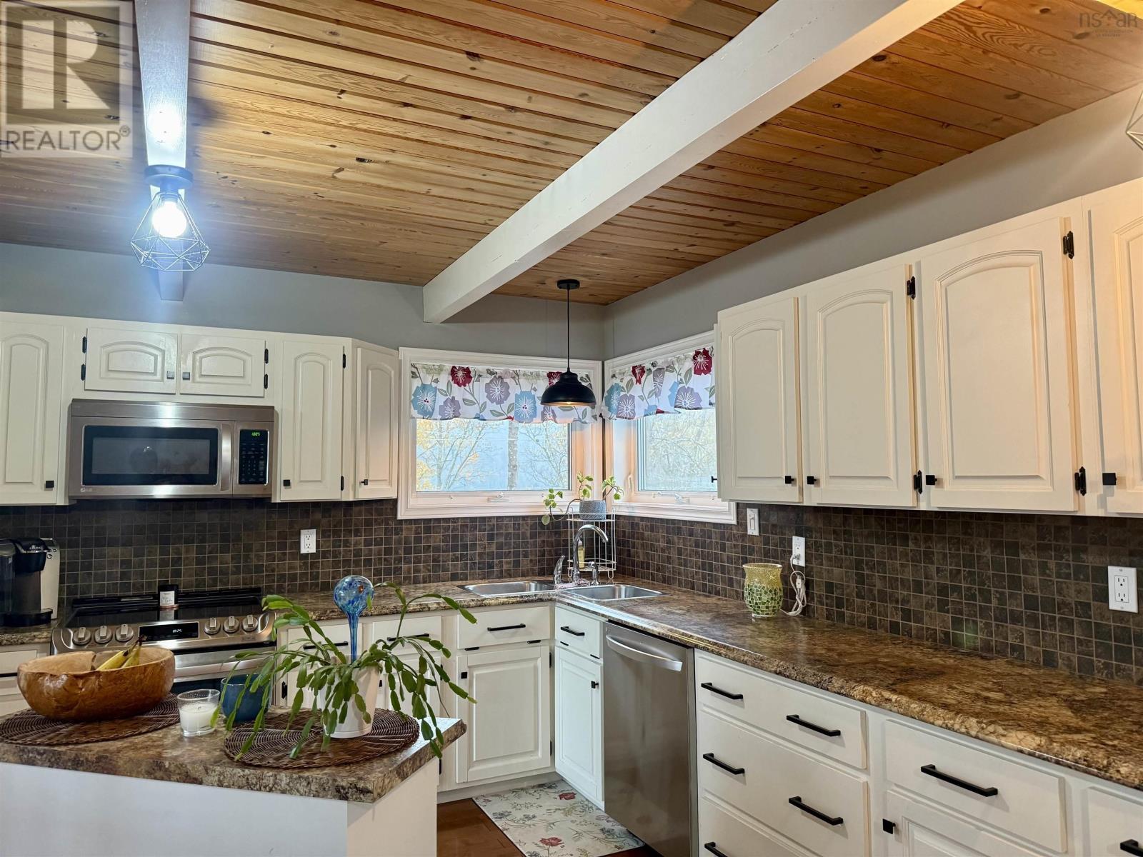 Property 31 of 36 of 16147 316 Highway