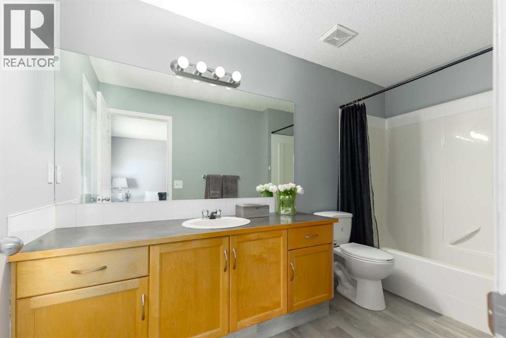 Single Family House 4 Level for Sale in  Everhollow Heights SW Evergreen Calgary 