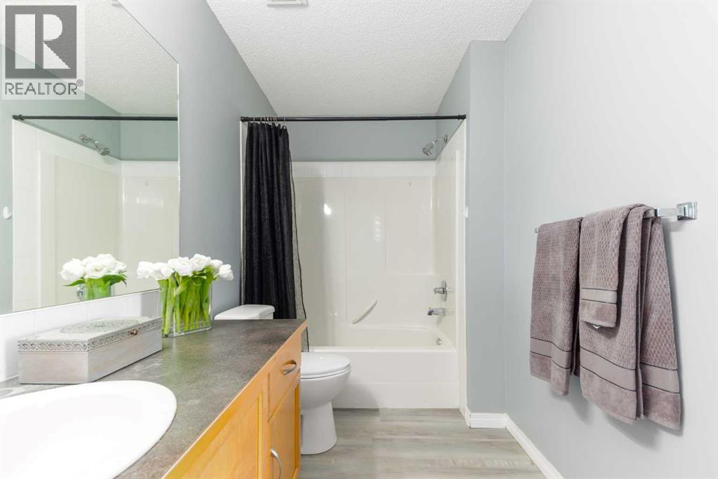 Single Family House 4 Level for Sale in  Everhollow Heights SW Evergreen Calgary 