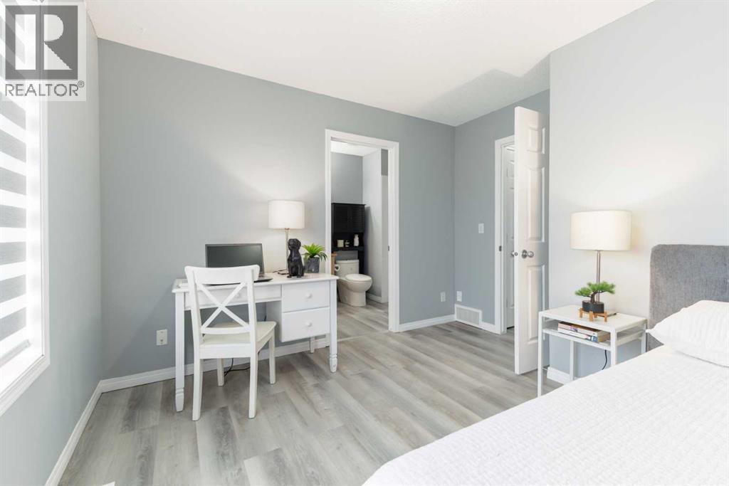 Single Family House 4 Level for Sale in  Everhollow Heights SW Evergreen Calgary 