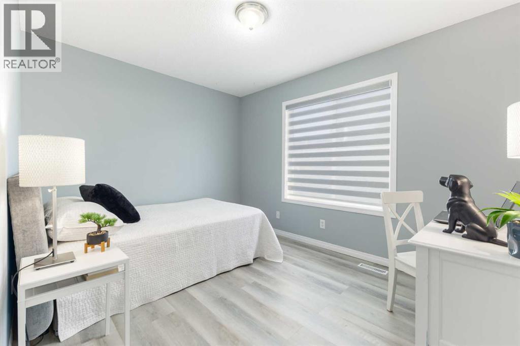 Single Family House 4 Level for Sale in  Everhollow Heights SW Evergreen Calgary 