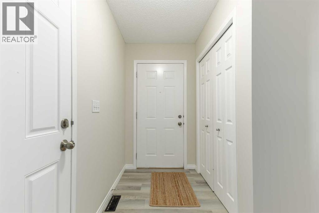 Single Family House 4 Level for Sale in  Everhollow Heights SW Evergreen Calgary 