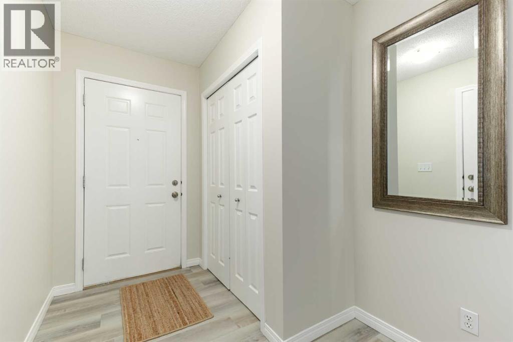 Single Family House 4 Level for Sale in  Everhollow Heights SW Evergreen Calgary 