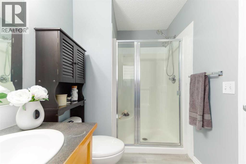 Single Family House 4 Level for Sale in  Everhollow Heights SW Evergreen Calgary 