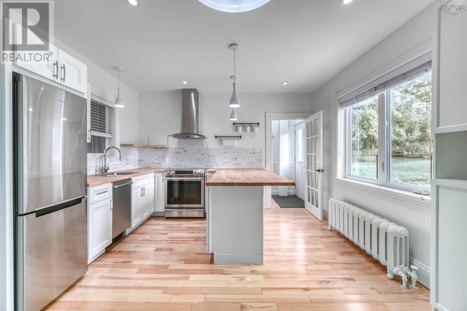 Property 18 of 50 of 1745 Victoria Street