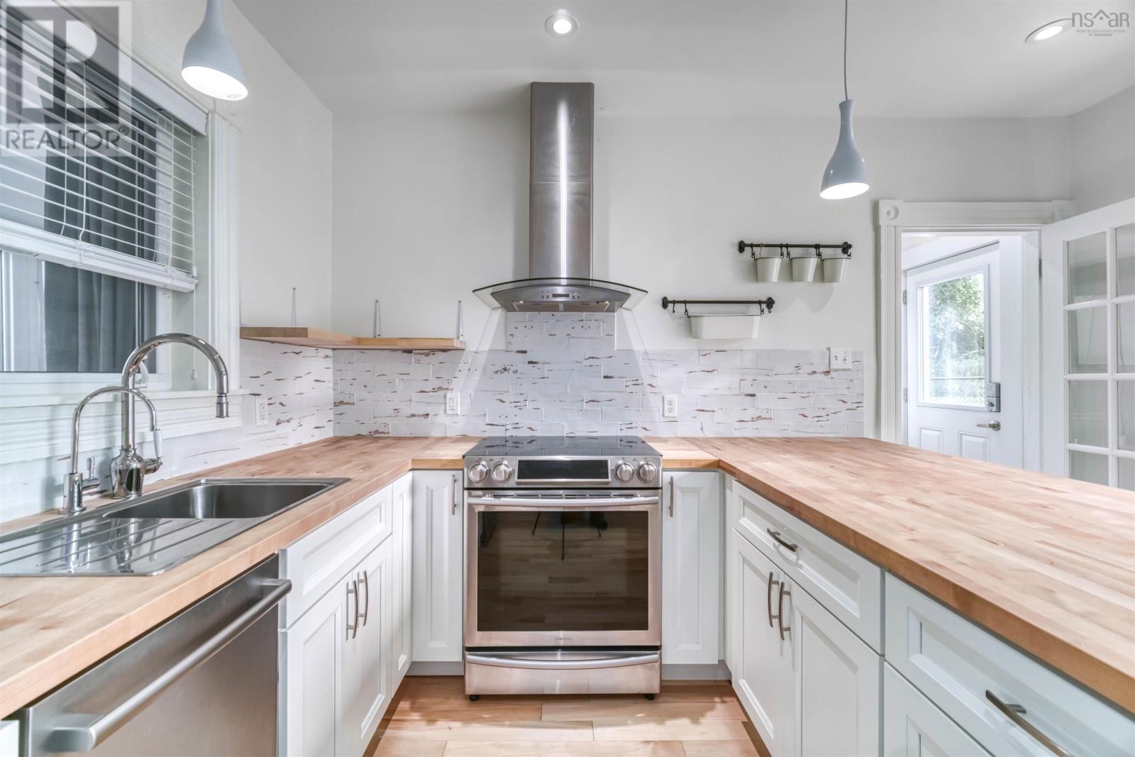 Property 12 of 50 of 1745 Victoria Street