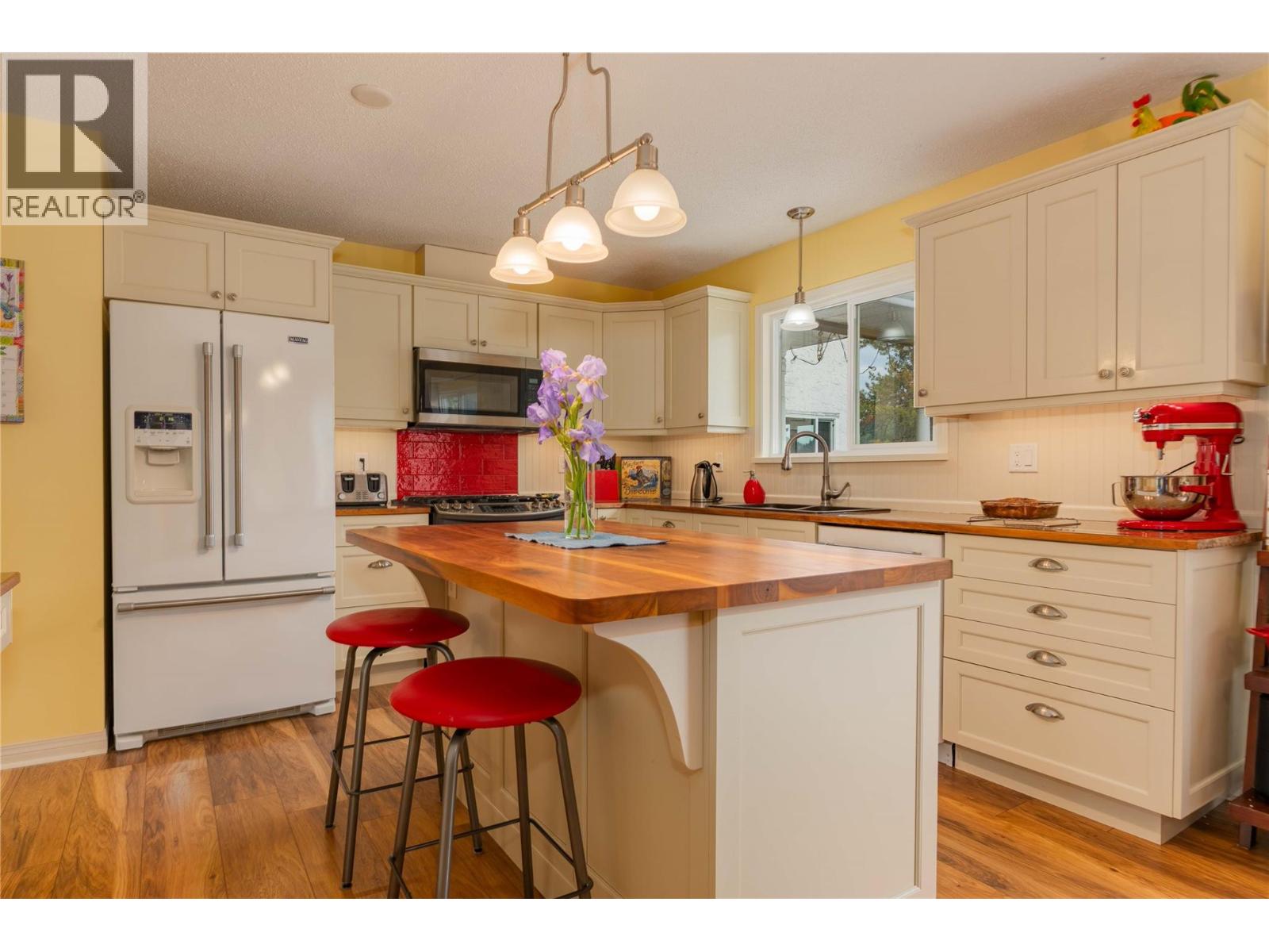 1923 Riverside Crescent, Castlegar