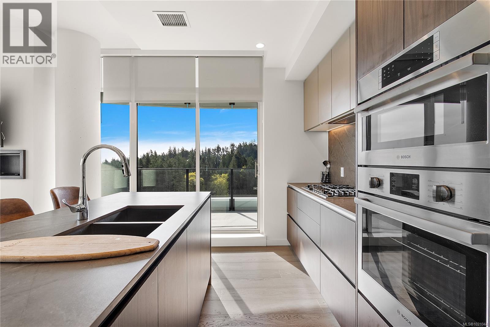 1402 2000 Hannington Road, Langford