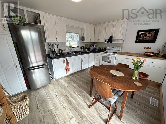 Property 28 of 50 of 9690 Grenville Street