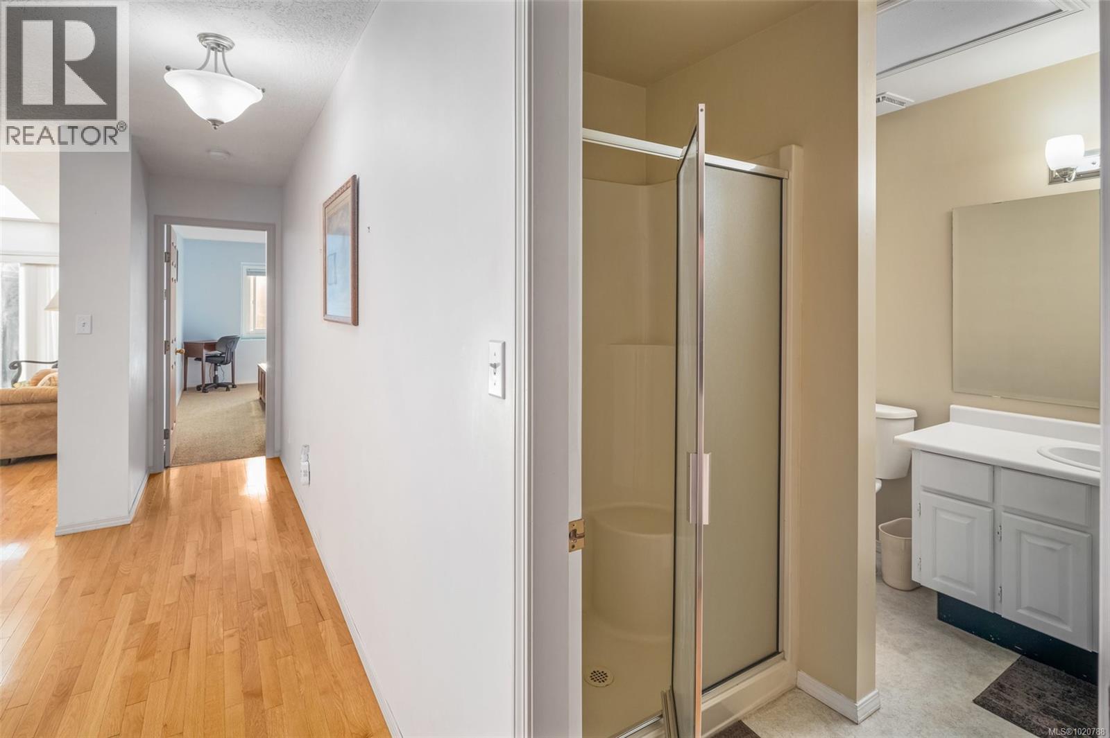 6 10084 Third Street, Sidney