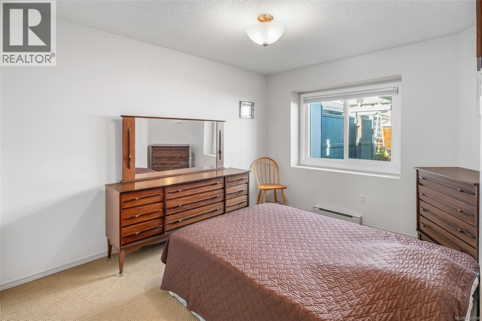 6 10084 Third Street, Sidney