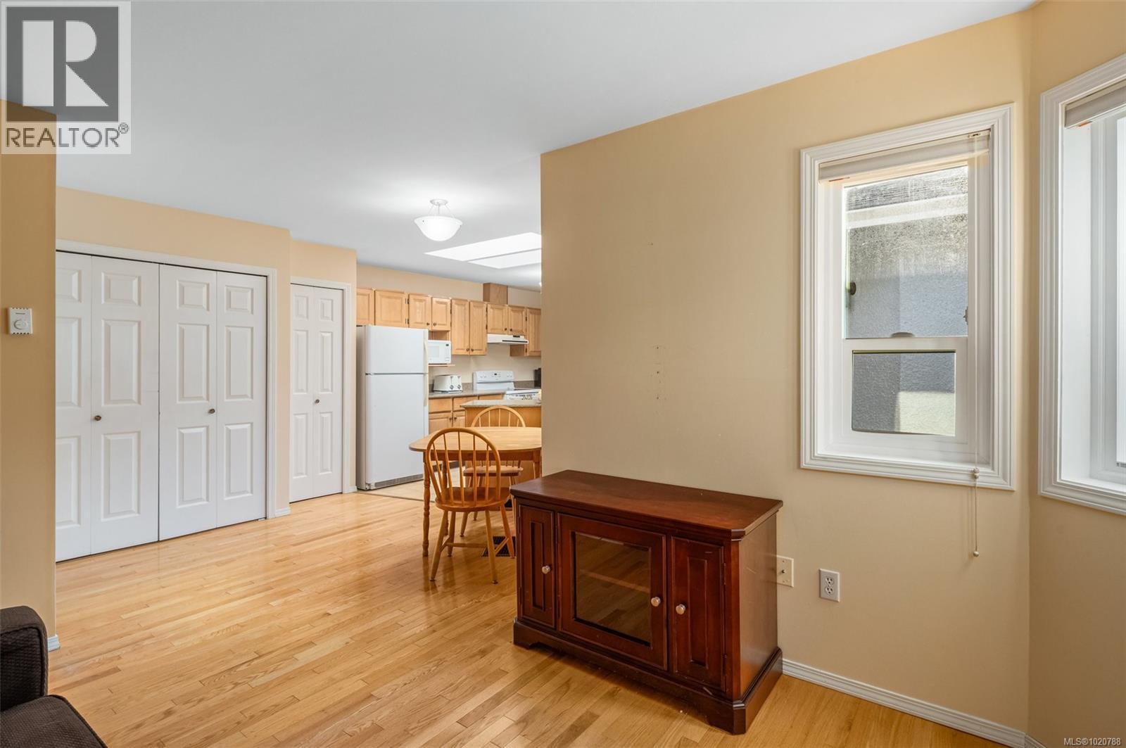 6 10084 Third Street, Sidney