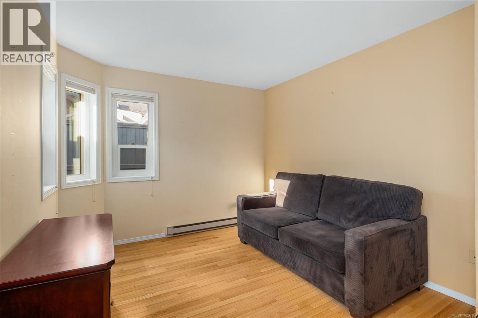 6 10084 Third Street, Sidney