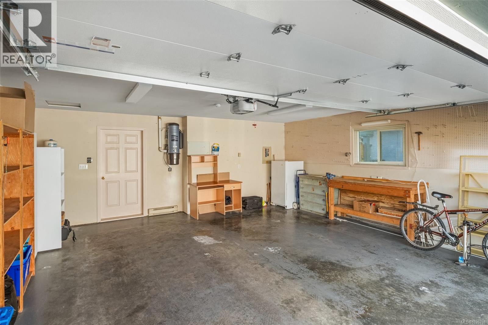 6 10084 Third Street, Sidney