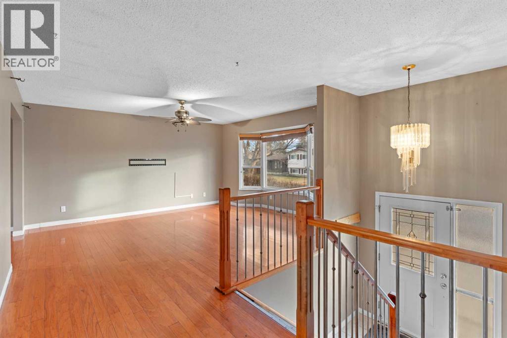 Single Family House Bi-level for Sale in  Templeview Way NE Temple Calgary 