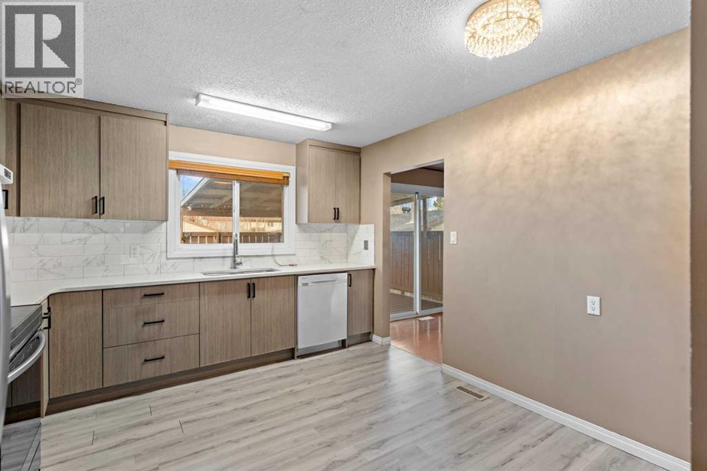 Single Family House Bi-level for Sale in  Templeview Way NE Temple Calgary 
