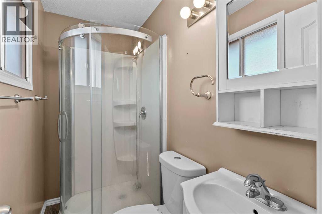 Single Family House Bi-level for Sale in  Templeview Way NE Temple Calgary 