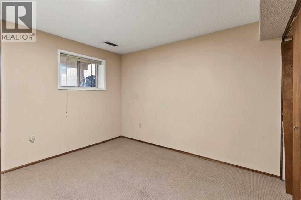 Single Family House Bi-level for Sale in  Templeview Way NE Temple Calgary 