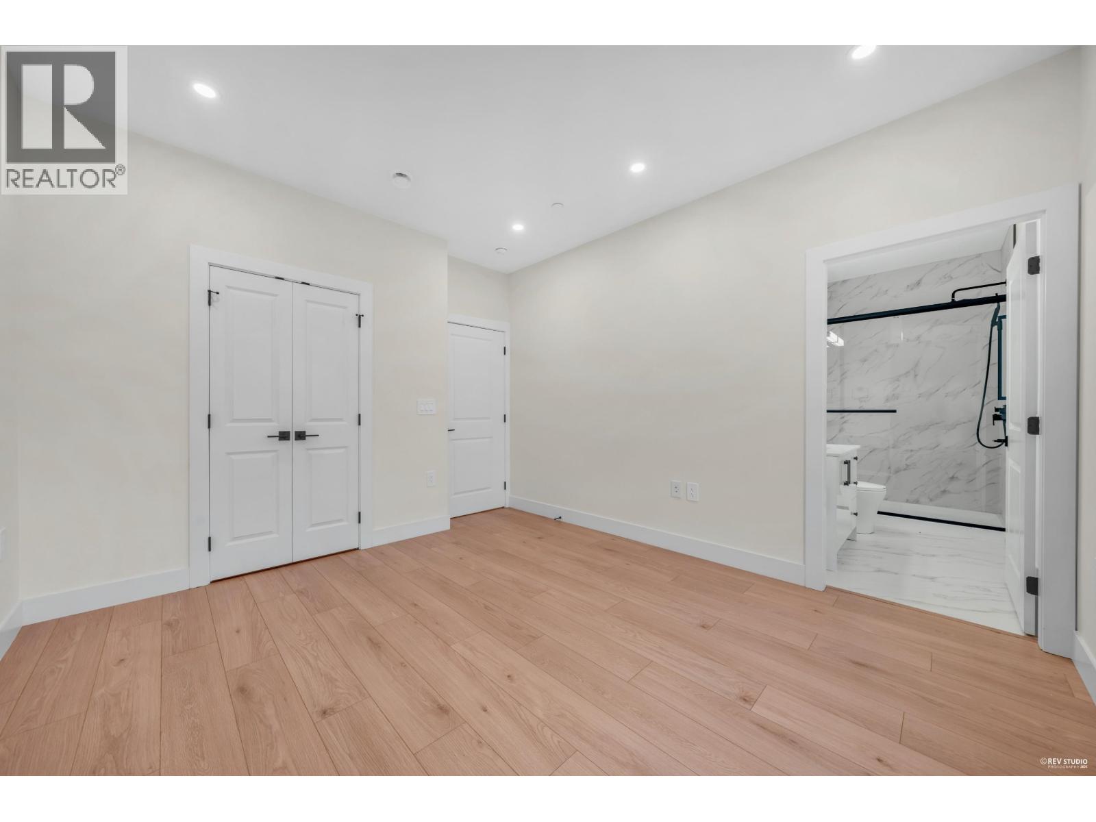 3 3090 VANNESS AVENUE, Vancouver