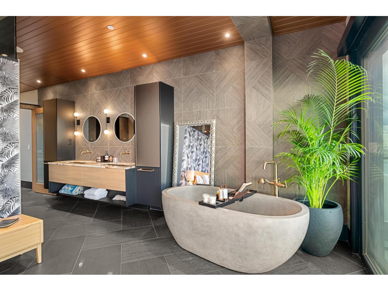 14555 MARINE DRIVE, White Rock