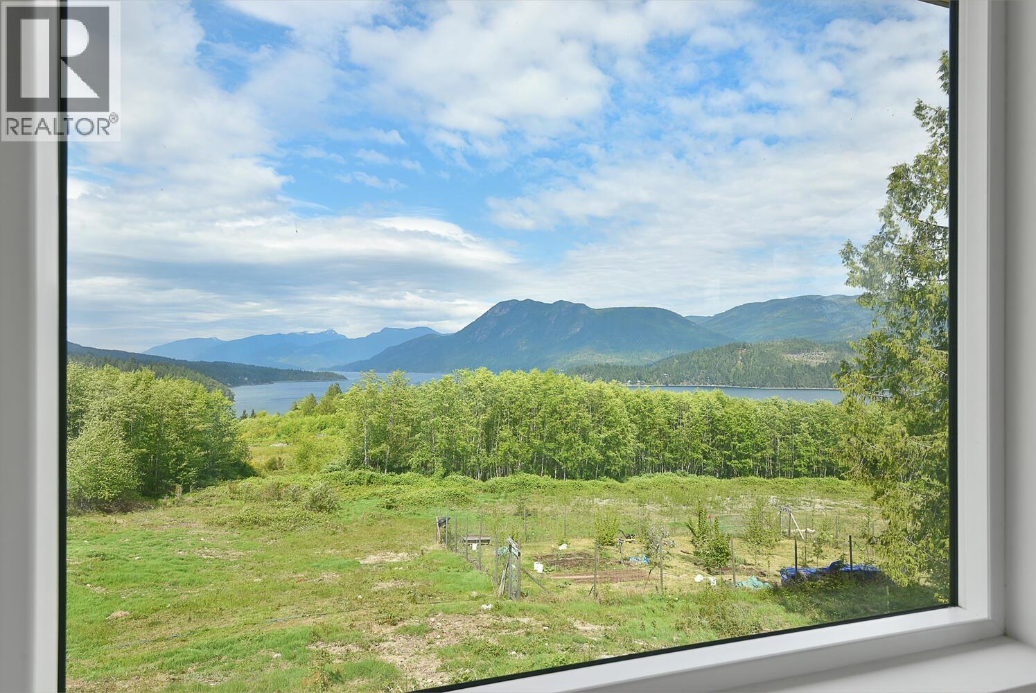 6400 CROWSTON ROAD, Sechelt