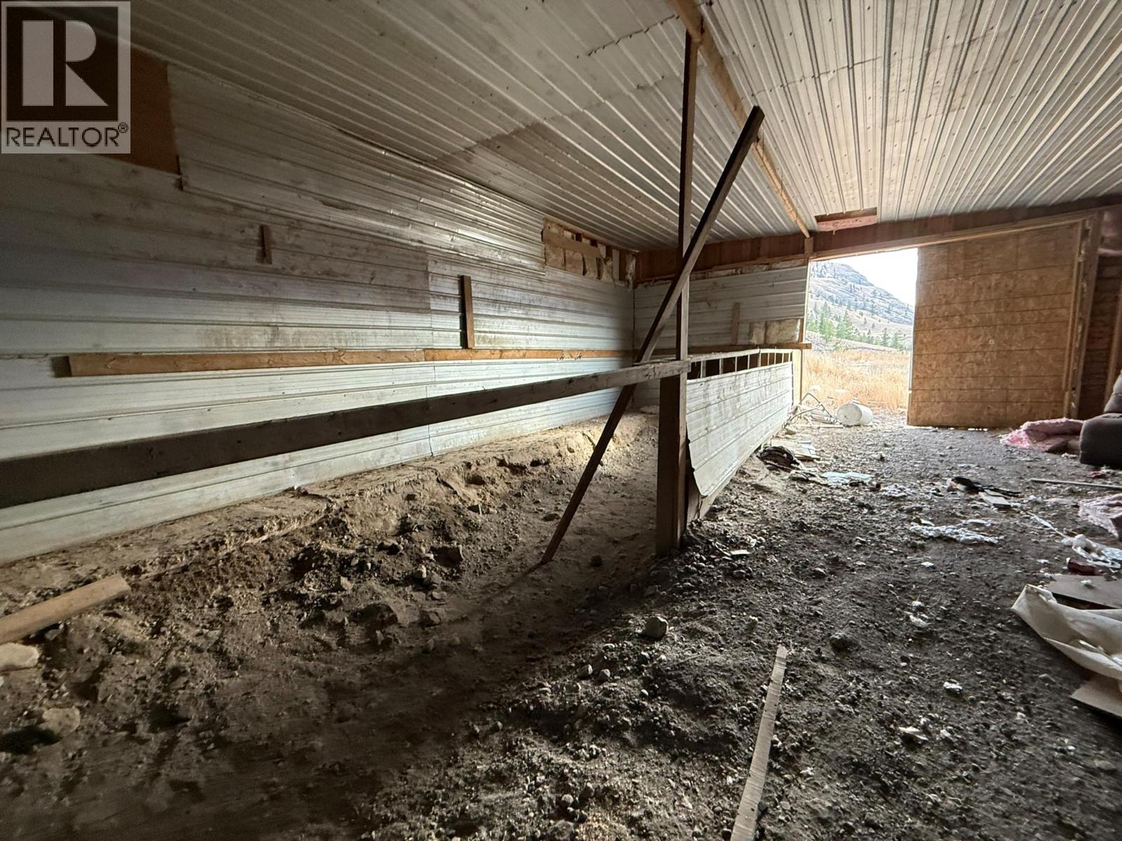 3580 CARIBOO 97 HIGHWAY - 14