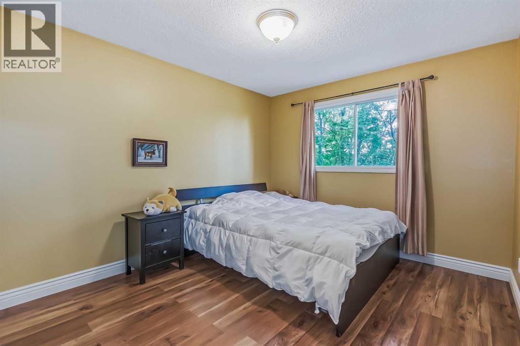 Single Family House 4 Level for Sale in  Bermuda Close NW Beddington Heights Calgary 