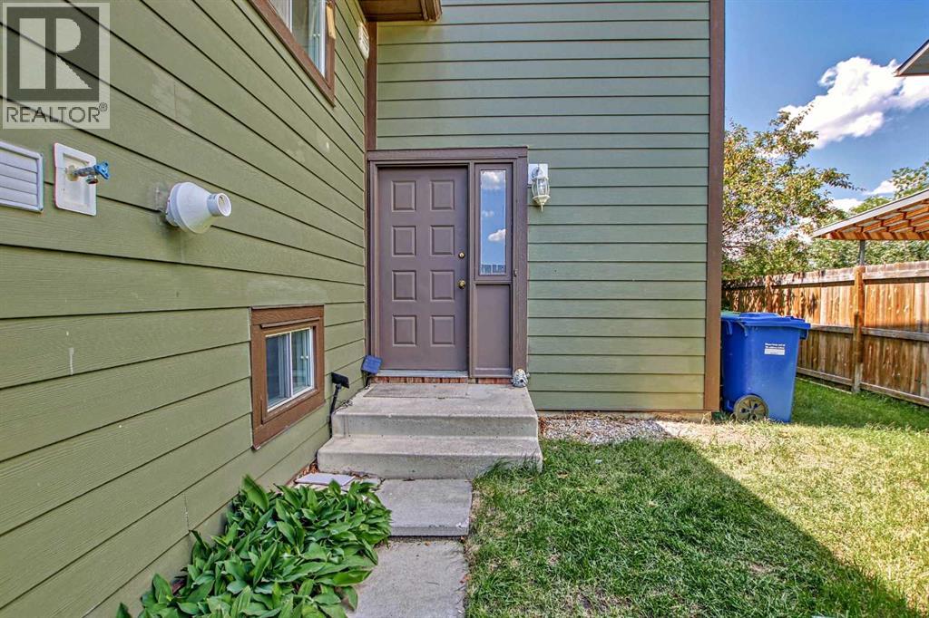 Single Family House 4 Level for Sale in  Bermuda Close NW Beddington Heights Calgary 