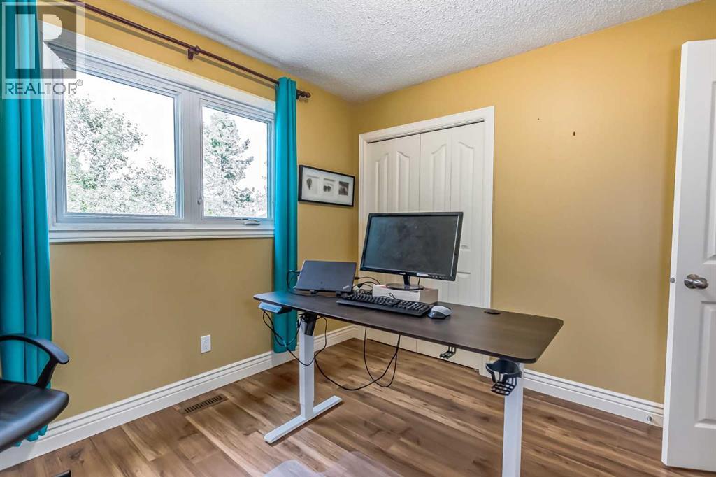 Single Family House 4 Level for Sale in  Bermuda Close NW Beddington Heights Calgary 