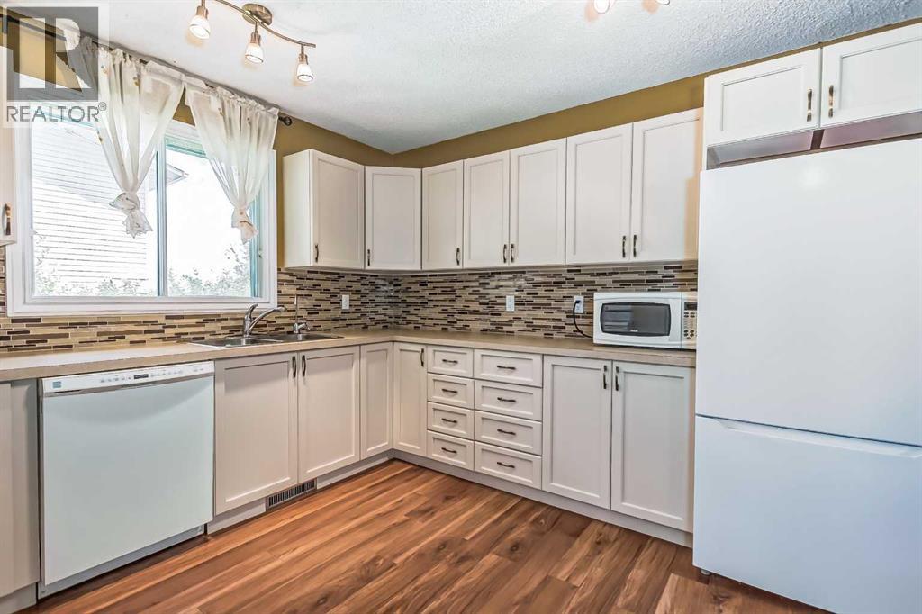 Single Family House 4 Level for Sale in  Bermuda Close NW Beddington Heights Calgary 