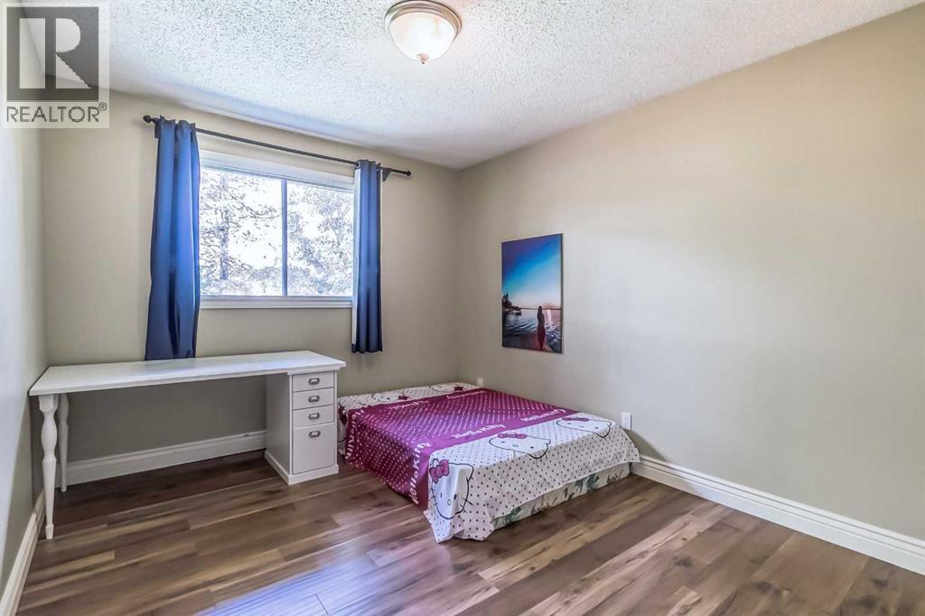 Single Family House 4 Level for Sale in  Bermuda Close NW Beddington Heights Calgary 