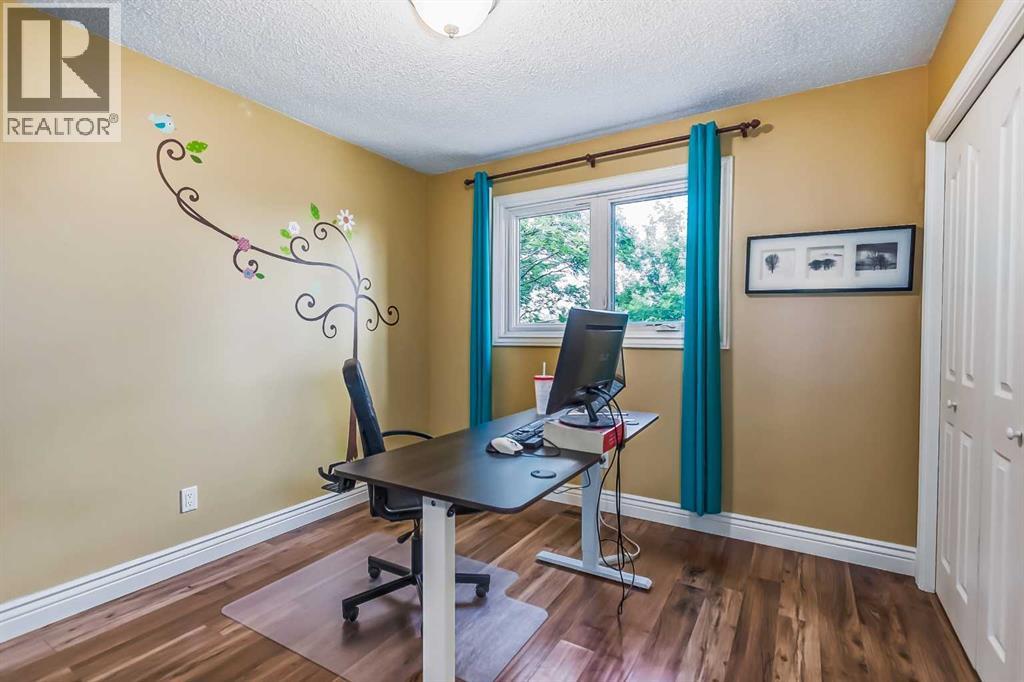 Single Family House 4 Level for Sale in  Bermuda Close NW Beddington Heights Calgary 