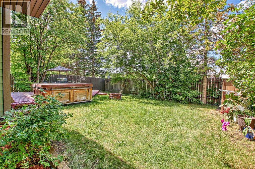 Single Family House 4 Level for Sale in  Bermuda Close NW Beddington Heights Calgary 
