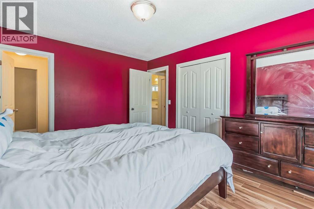 Single Family House 4 Level for Sale in  Bermuda Close NW Beddington Heights Calgary 