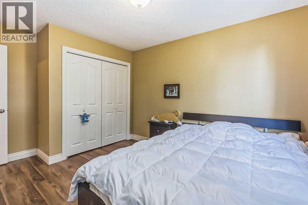 Single Family House 4 Level for Sale in  Bermuda Close NW Beddington Heights Calgary 