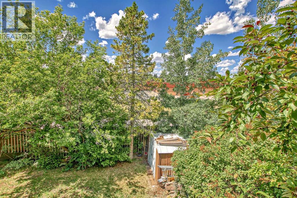 Single Family House 4 Level for Sale in  Bermuda Close NW Beddington Heights Calgary 