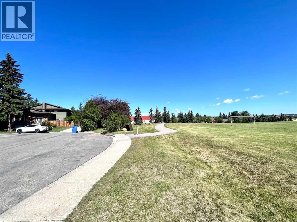 Single Family House 4 Level for Sale in  Bermuda Close NW Beddington Heights Calgary 