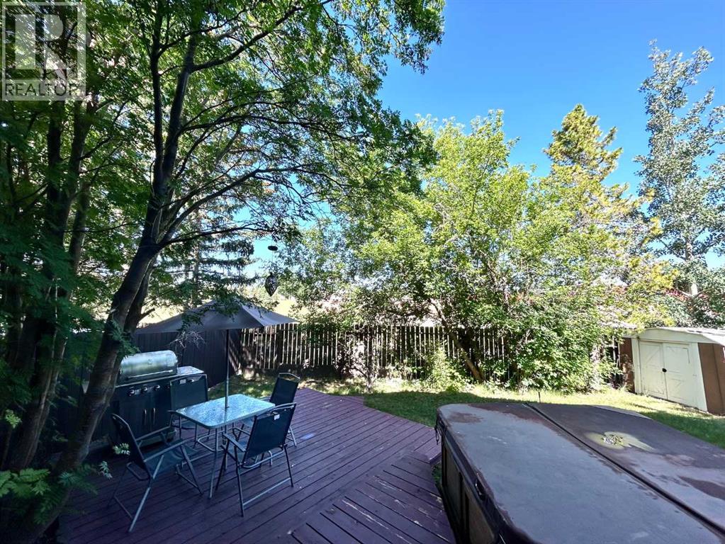 Single Family House 4 Level for Sale in  Bermuda Close NW Beddington Heights Calgary 