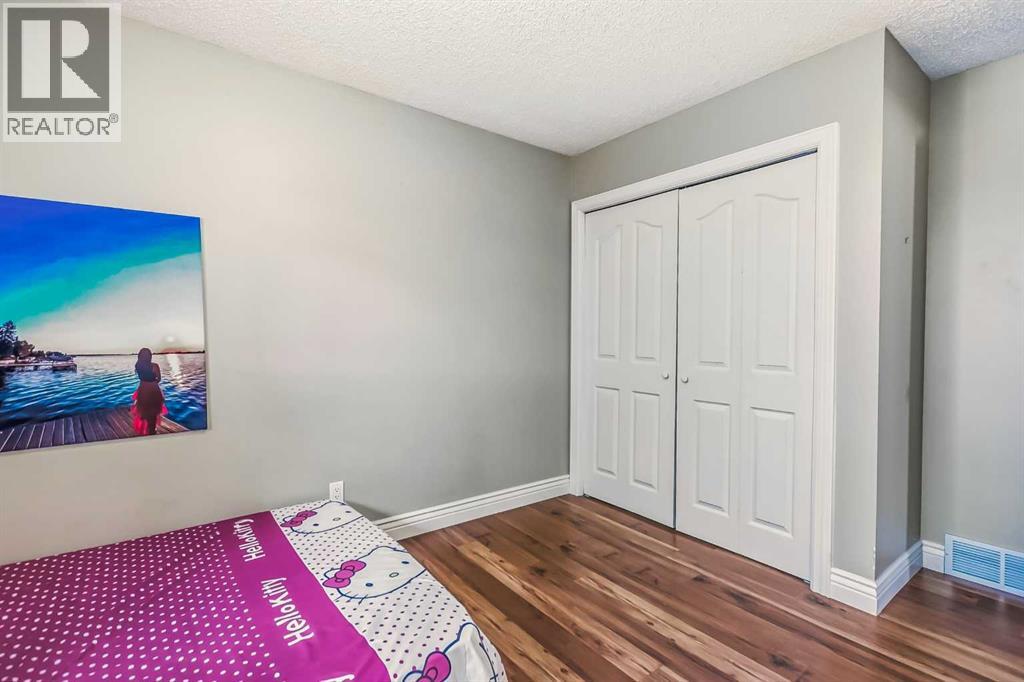 Single Family House 4 Level for Sale in  Bermuda Close NW Beddington Heights Calgary 